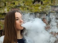 E-papierosy trzykrotnie podnoszą ryzyko palenia zwykłych papierosów u&nbspmłodych ludzi