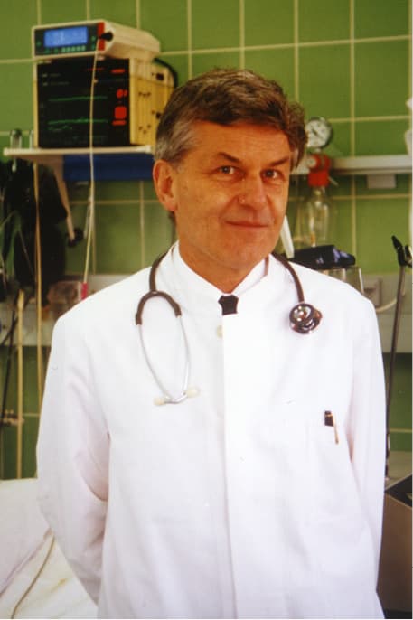 Doctor honoris causa in Warsaw, 2002. Professor Szczeklik receives the honorary degree; on the left – Professor Franciszek Kokot