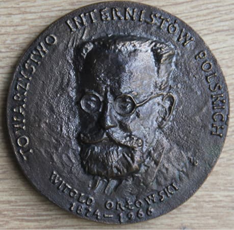 A medal depicting Witold E. Orłowski, designed by Anna B. Wątróbska-Wdowiarska, minted in 2011 to commemorate the 50th anniversary of the foundation of the Orłowski University Hospital in Warsaw
